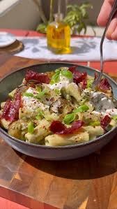 Rigatonis à la crème de courgette, stracciatella et chips de bresaola